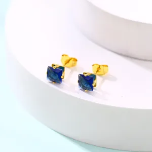Détails de boucles d'oreilles carrées en zircon bleu avec serti griffes en or élégant