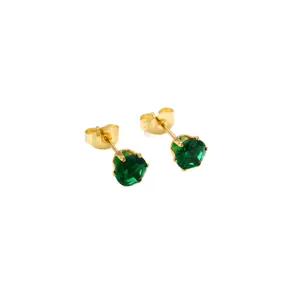 Boucles d'oreilles couronne dorées avec zircons vert émeraude et sertissage 4 griffes