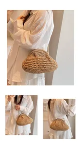 Détail du sac nuage en paille tissé à la main avec chaîne en métal doré et texture