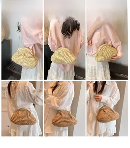 Détails du sac nuage en paille tissée beige et marron avec chaîne dorée élégante