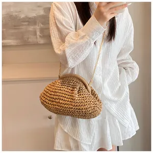 Détail du sac nuage en paille naturelle avec texture tissée et fine bandoulière dorée