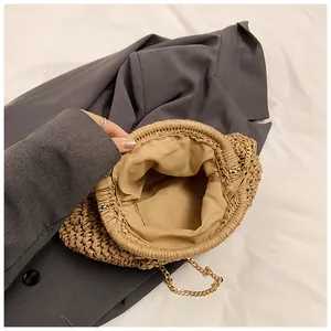 Détail du sac en paille tissé main montrant la doublure en tissu et la poche intérieure
