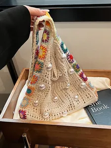 Böhmische Häkeltasche mit Perlenakzenten und bunten floralen Strickdetails