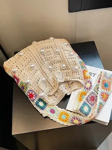 Böhmische Häkeltasche mit Perlenverzierung und buntem Schultergurt im Blumenmuster