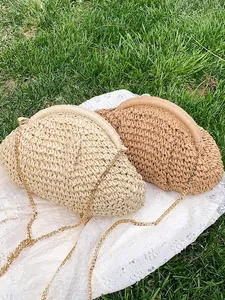 Pochettes nuages en paille tressée beige et marron avec chaîne dorée sur l'herbe