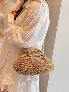Sac nuage en paille tressée avec bandoulière chaîne dorée pour vacances à la plage