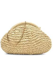 Pochette nuage tressée en paille beige avec chaîne dorée pour vacances à la plage