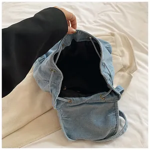 Detalle de la mochila vaquera con forro interior negro y bolsillo con cremallera