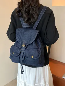 Mochila vaquera azul oscuro vintage con costuras blancas y cierre de cordón