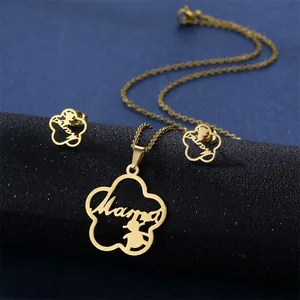 Set di gioielli a fiore dorato con ciondolo Mama e orecchini a perno coordinati