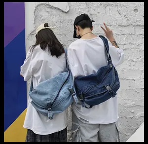 Dettaglio del tessuto denim lavato di alta qualità sulle borse a tracolla in due toni di blu