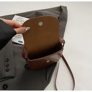 Draufsicht braune Satteltasche mit Magnetverschluss und glatter Kunstledertextur