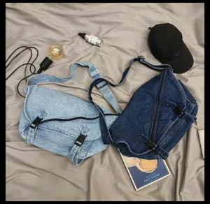 Dettagli dei borselli in denim con fibbie a scatto e rifiniture con cerniera