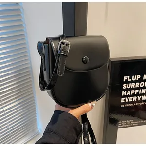 Detailansicht der schwarzen Lackleder-Satteltasche mit Rundschnalle und Silberverschluss