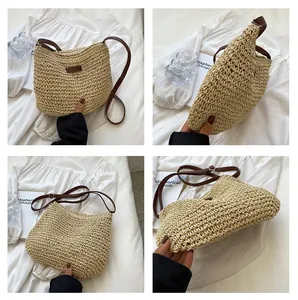 Dettaglio borsa in paglia intrecciata con tracolla in pelle marrone e fibbie in metallo