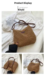 Dettaglio della borsa in paglia intrecciata kaki con tracolla in pelle marrone e fibbia