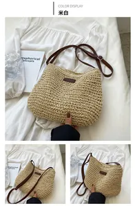 Dettaglio della borsa a tracolla in paglia intrecciata beige con cinturino in pelle