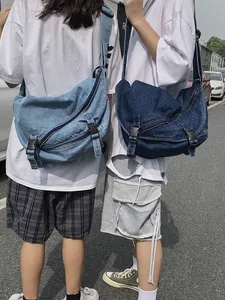 Borse a tracolla in denim blu chiaro e scuro con spalline regolabili e fibbie nere