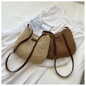 Dettaglio di borse a tracolla in paglia intrecciata beige e marrone con cinturini in pelle