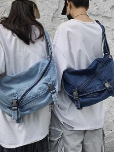Grandi borse a tracolla in denim blu chiaro e scuro indossate da modelli per uno stile casual