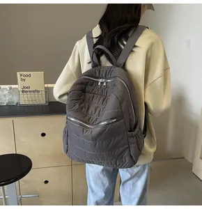 Dettaglio di uno zaino trapuntato grigio scuro per donna con grande capacità e stile casual