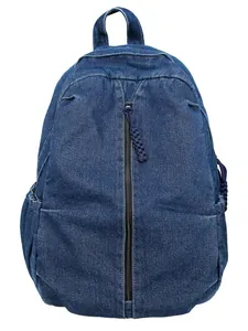 Klassieke donkerblauwe denim rugzak met verticale rits en zijvakken voor op reis