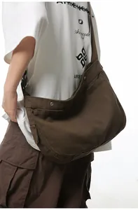 Detailansicht der braunen Canvas-Umhängetasche mit Retro-Metallschnalle und Gurtband