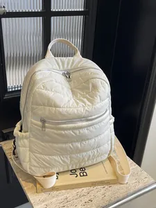 Zaino trapuntato bianco da donna con grande capacità e materiale in nylon leggero