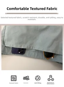 Detail van canvas messenger tas met een praktisch buitenvak voor een smartphone of accessoires