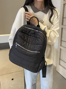 Zaino trapuntato nero minimalista da donna con design leggero e grande capacità per l'uso