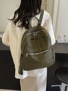 Zaino trapuntato in nylon verde militare con cerniere multiple per un uso quotidiano