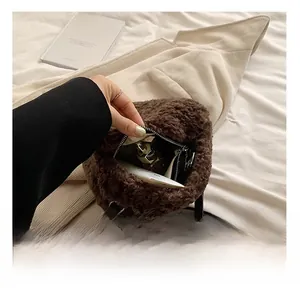 Detailansicht des Innenraums der braunen Plüschtasche mit Reißverschluss und Stauraum