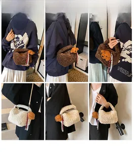 Detailansicht der flauschigen Teddybär-Umhängetaschen in Braun und Beige für Damen