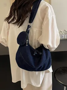 Borsa a tracolla in denim blu navy con bordo marrone e piccolo portamonete tondo abbinato