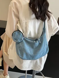 Borsa a tracolla in denim celeste con ciondolo portamonete rotondo per un look casual quotidiano