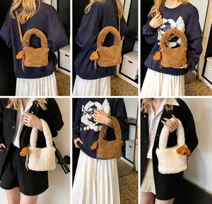 Detail van pluche lamswollen bucket bag met schattige teddybeertje voor de herfst en winter