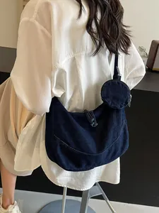 Borsa a tracolla in denim blu scuro a mezzaluna con portamonete coordinato incluso