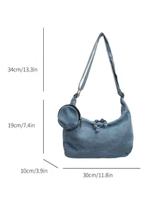 Borsa a spalla in denim azzurro a mezzaluna con mini pochette e misure dimensionali