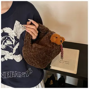 Detailansicht der dunkelbraunen Plüsch-Eimertasche mit süßem Teddybär-Anhänger