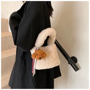Detailansicht beige Lammwolle Beuteltasche mit süßem Teddy-Anhänger und Plüschstruktur
