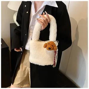Detail der weißen Lammwoll-Beuteltasche mit süßem braunem Plüsch-Hunde-Dekor