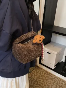 Braune Plüsch-Teddybär-Beuteltasche mit Umhängeriemen und flauschiger Lammwolltextur