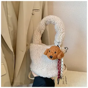 Detailansicht der beigen Lammwoll-Beuteltasche mit süßem braunem Teddybär-Plüsch-Anhänger