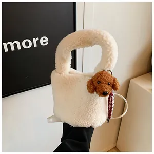 Detail der flauschigen weißen Lammwoll-Beuteltasche mit süßem braunem Teddy-Anhänger