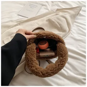 Innenansicht der braunen Plüsch-Beuteltasche mit Platz für tägliche Utensilien und Make-up