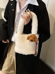 Süße Lammwoll-Beuteltasche in Cremeweiß mit Teddy-Anhänger und weicher Plüschtextur