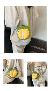 Detailansichten der handgehäkelten Durian-Umhängetasche mit Stricknadeltexturen