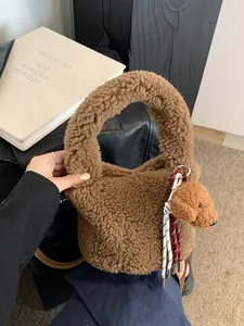 Braune flauschige Lammwolle Beuteltasche mit süßem Hundeanhänger für Herbst und Winter