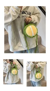 Detailansicht der handgefertigten Häkel-Tasche im Durian-Design mit grünem Äußeren