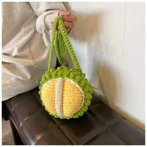 Detail der handgehäkelten Durian-Tasche mit 3D-Strickstruktur aus grün-gelbem Baumwollgarn
